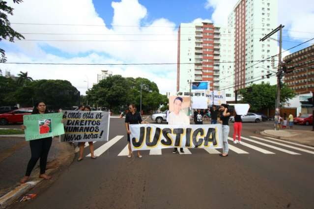 Lutei pela vida e agora luto por justi&ccedil;a, diz m&atilde;e de Wesner em protesto