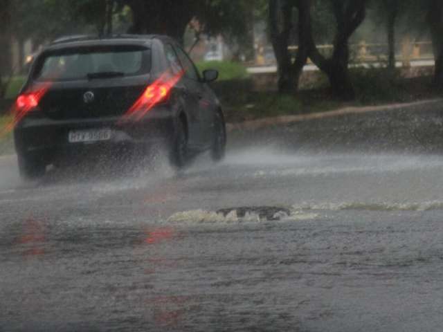 Chuva forte causa enxurrada, enche c&oacute;rrego e afeta  sem&aacute;foros