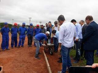 Prefeito Marquinhos Trad e trabalhador iniciando simbolicamente a obra da pista (Foto: Mayara Bueno)