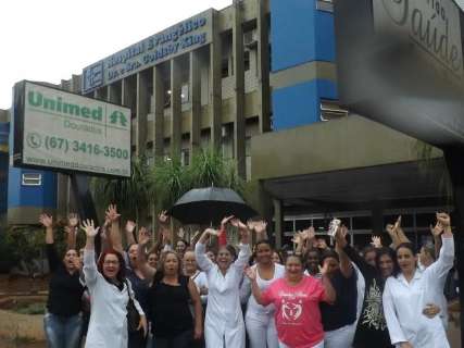Sem salário e 13º, enfermeiros de hospital particular iniciam greve dia 12