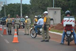 Motociclistas que trafegam sem habiitação têm sido o alvo da fiscalização da Ciptran (Foto: Minamar Junior)