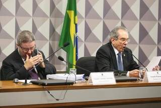Antonio Anastasia e Raimundo Lira durante sessão que votou relatório pelo impeachment da presidenta afastada Dilma Rousseff (Foto: Antonio Cruz/Agência Brasil)