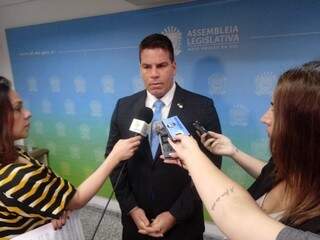 Deputado Renan Contar em entrevista durante a sessão desta terça-feira (Foto: Leonardo Rocha)