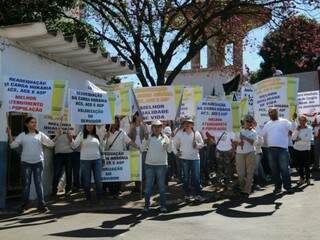 Servidores e sindicalistas durante a manifestação desta manhã, que terminou em frente à Prefeitura (Foto: Alcides Neto)