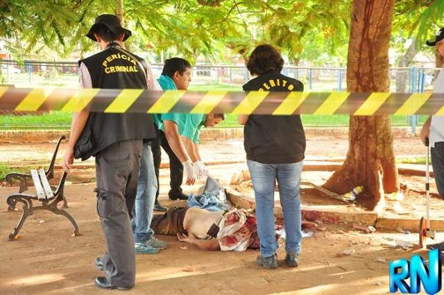 Morador de rua &eacute; morto a pauladas em pra&ccedil;a; 2&ordf; morte em 48 horas