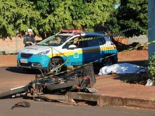 Viatura da PM, moto destruída e corpo no chão após acidente no Jardim Tijuca (Foto: Marcos Ermínio)