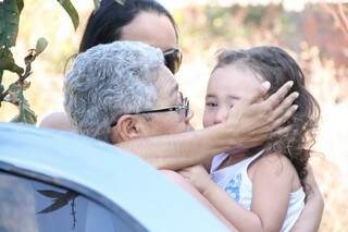 Menina, a grande vítima da tragédia, chora ao ser abraçada pela avó paterna (Foto: Marcos Ermínio)
