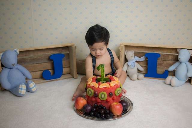 Usado em ensaios para beb&ecirc;s, bolo feito de frutas &eacute; ideia divertida e natural