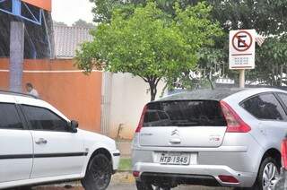 Apesar da placa com a proibição, motoristas estacionam em vagas destinadas à idosos e deficientes (Foto: João Garrigó)