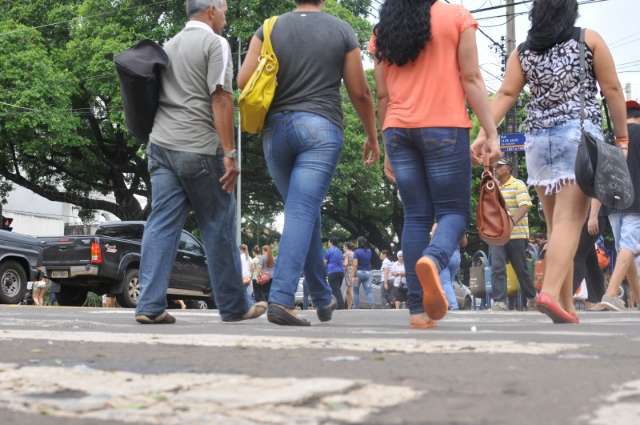 Grandes &ldquo;roubam&rdquo; funcion&aacute;rios e lojas sofrem para achar tempor&aacute;rios