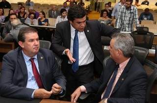Eduardo Rocha, líder do PMDB, ao lado de Beto Pereira e Ângelo Guerreiro, ambos do PSDB (Foto: Assessoria/ALMS)