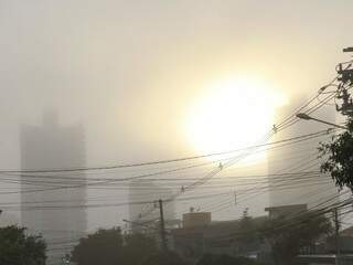 Sol em meio a neblina no início da manhã desta sexta-feira; vista do bairro Jardim dos Estados (Foto: Henrique Kawaminami)
