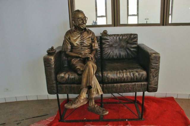Visita&ccedil;&atilde;o a est&aacute;tua de Manoel de Barros j&aacute; est&aacute; aberta no Marco