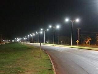 Avenida Guaicurus, que liga centro à Cidade Universitária, após receber iluminação, em julho de 2017 (Foto: A. Frota)