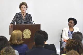 A presidenta Dilma Rousseff na cerimônia de assinatura de portaria que instituiu diretrizes para implementação da lei sobre cirurgias reparadoras pelo SUSValter Campanato/Agência Brasil