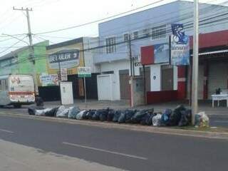 Moradores põe lixo no meio do canteiro na Avenida Júlio de Castilho (Foto: Direto das Ruas)