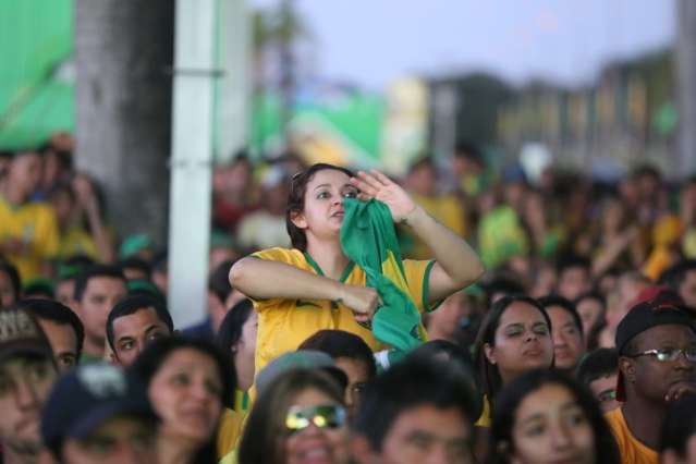 Vila da Copa bate recorde de p&uacute;blico na vit&oacute;ria do Brasil sobre a Col&ocirc;mbia 