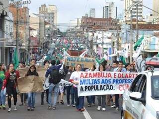 Mais de 4 mil professores municipais e estaduais protestaram no centro da Capital nesta manhã (Foto - Marcelo Calazans)