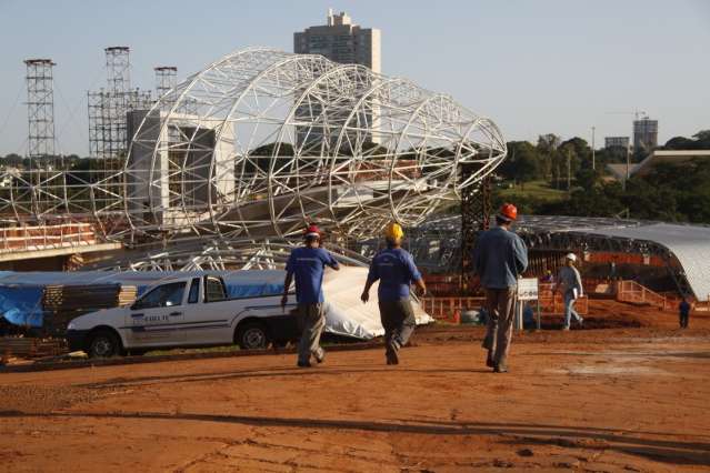 Apesar de Tropa de Choque, oper&aacute;rios param obra; Governo nega ades&atilde;o