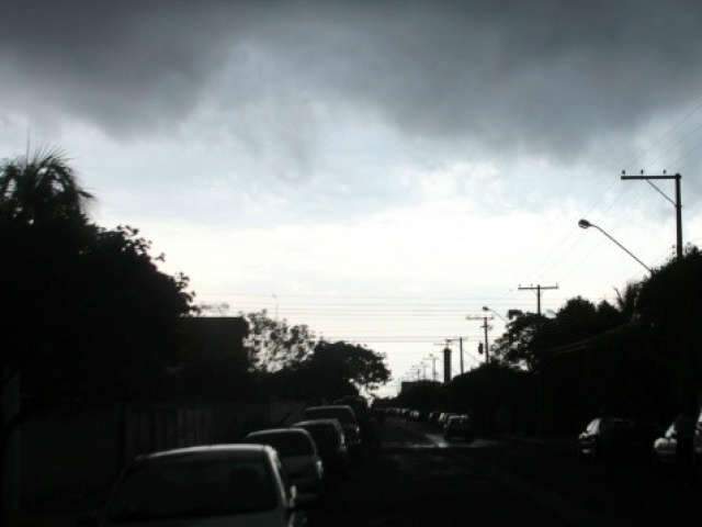  Chuva e vento atingem pelo menos 4 munic&iacute;pios e deixam estragos