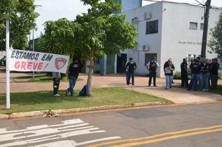 Policiais ignoram ordem judicial e reforçam greve no interior (Foto: Marcos Ermínio)