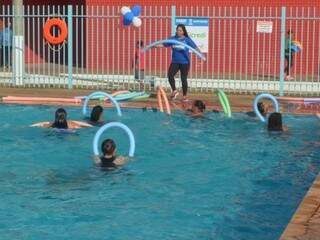 Atividades também estão sendo realizadas na piscina do Parque Tarsila do Amaral (Foto: PMCG/Divulgação)