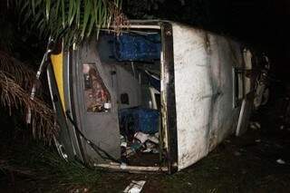 O ônibus capotou por duas vezes. (Foto: PC de Souza) 