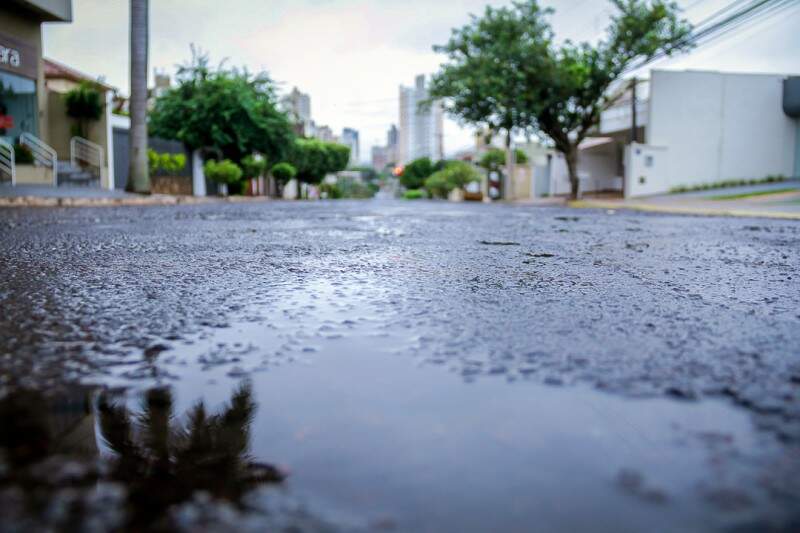 Sábado amanhece nublado, garoando e Inmet prevê trovoadas - Meio