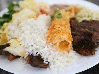 Esconder carne debaixo do arroz é prática comum em restaurantes populares. (Foto: Marcelo Victor)