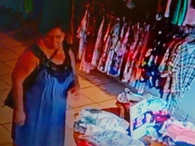  C&acirc;mera flagra momento em que mulher furta roupas e esconde sob o vestido 