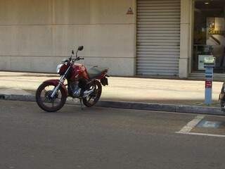 Com flagrantes, veja a forma correta de estacionar uma moto no Centro