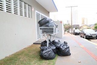 Lixo ficou acumulado nas ruas após a Solurb enfrentar greve de coletores (Foto: Fernando Antunes)