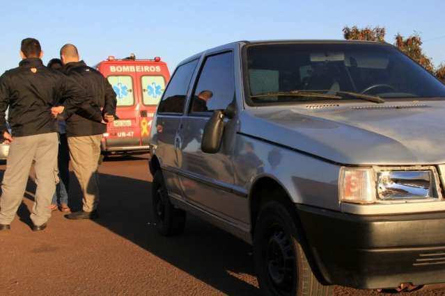 Pedestre &eacute; atropelado por carro ao atravessar avenida &agrave;s margens da 262