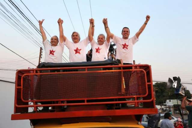 Lula muda rota de carreata e d&aacute; bolo em deputados e mais 300 aliados