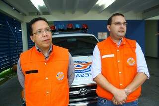 Coordenador (esquerda) e chefe de operações (direita) explicam funcionamento da Defesa Civil (Foto: Marcos Ermínio)