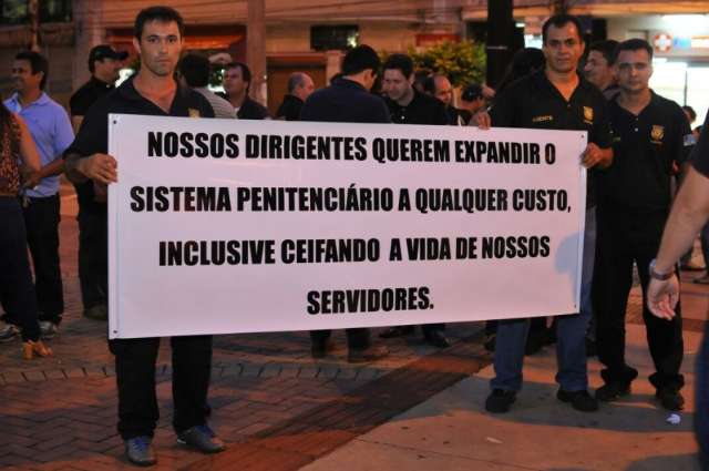 Agentes protestam e amea&ccedil;am n&atilde;o receber novos presos enquanto n&atilde;o forem ouvidos