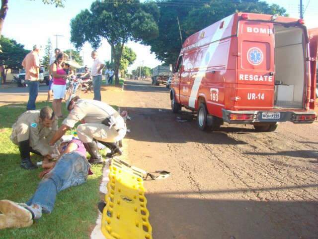  Queda de motocicleta deixa dois jovens feridos em Amambai