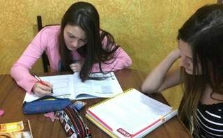 Nádia (de rosa) e Sofia estudam juntas para o Enem. Rotina de manhã, tarde e noite em meio a cadernos e livros. (Foto: João Prestes)