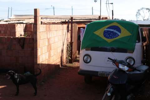 Na favela, decoração e televisão compartilhada marcam jogo do Brasil