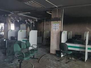 Interior do prédio onde fica a Funtrab foi destruído por um incêndio e por isso, atendimento será prestado na rua hoje (Foto: reprodução)