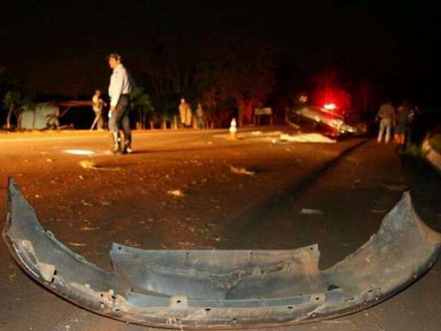 Carro com crian&ccedil;as capota, condutora morre e marido fica em estado grave