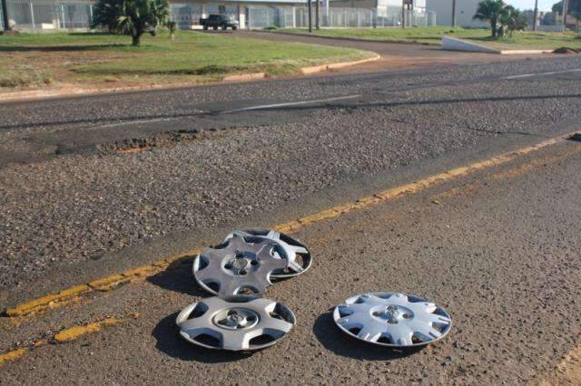 Apenas um buraco vira foco de dor de cabe&ccedil;a e preju&iacute;zo a motoristas