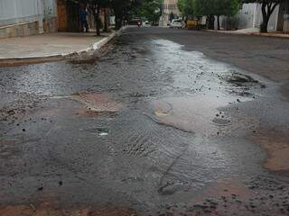 Acúmulo de água no cruzamento das ruas Goiás e Odorico Quadros. (Foto: Simão Nogueira)