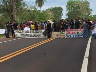 Protesto fecha dois lados da rodovia BR-262. (Foto: Direto das Ruas)