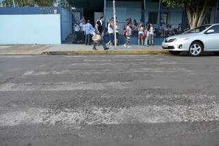 A faixa quase sumiu em frente ao colégio (Foto: Cléber Gellio)