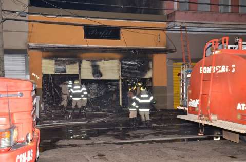 Bombeiros controlam fogo, mas loja foi totalmente destruída no Centro