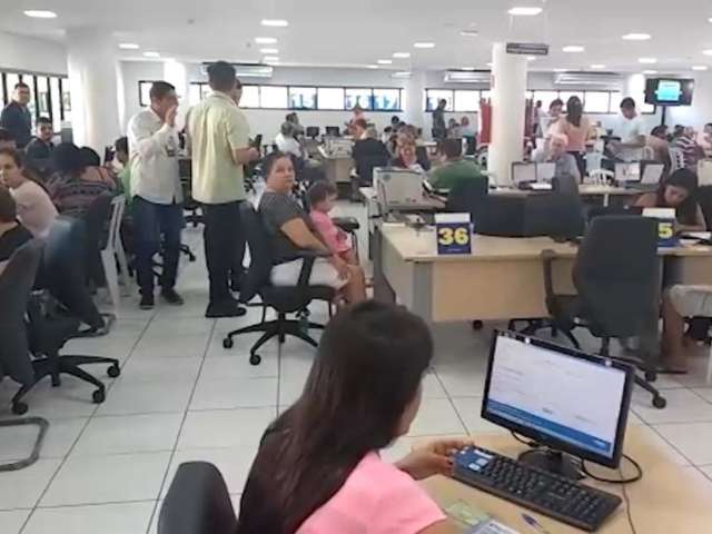 No &uacute;ltimo dia, Central est&aacute; movimentada para pedir devolu&ccedil;&atilde;o de taxa
