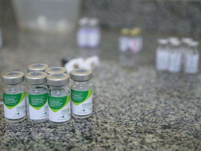 Estoque &quot;evapora&quot; e cl&iacute;nicas podem n&atilde;o ter mais doses anti gripe este ano