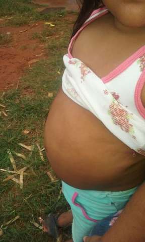 Apesar de sete pedidos &agrave; Justi&ccedil;a, menina incha e sofre sem rem&eacute;dio 