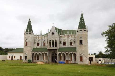 No meio do nada, um castelo surge na paisagem do Rita Vieira em estilo g&oacute;tico 